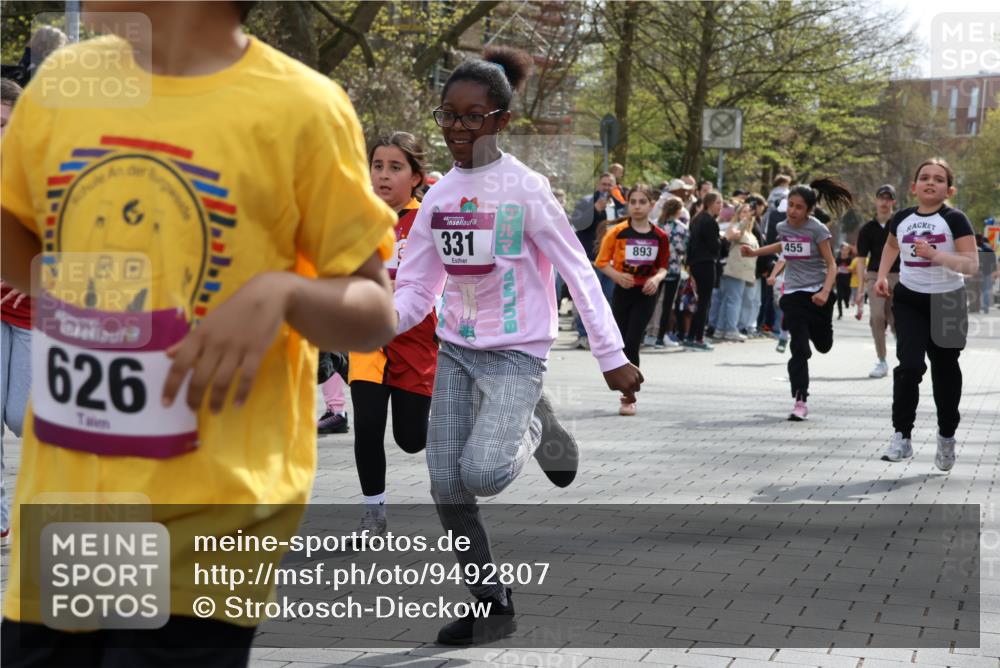 12.04.2026 - 45. Internationalen Wilhelmsburger Insellauf Strokosch-Dieckow http://msf.ph/oto/9492807 12.04.2026 14:50:44 Ziel 877, 1049, 1837, 609, 331, 626, 895, 357, 889, 408, 351, 893, 455, 388, 663, 359 meine-sportfotos.de
