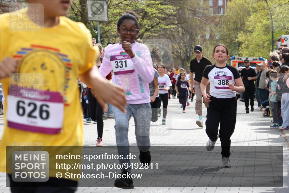 12.04.2026 - 45. Internationalen Wilhelmsburger Insellauf Strokosch-Dieckow http://msf.ph/oto/9492811 12.04.2026 14:50:43 Ziel 654, 420, 877, 1049, 1837, 609, 331, 626, 895, 357, 889, 408, 351, 893, 455, 388 meine-sportfotos.de