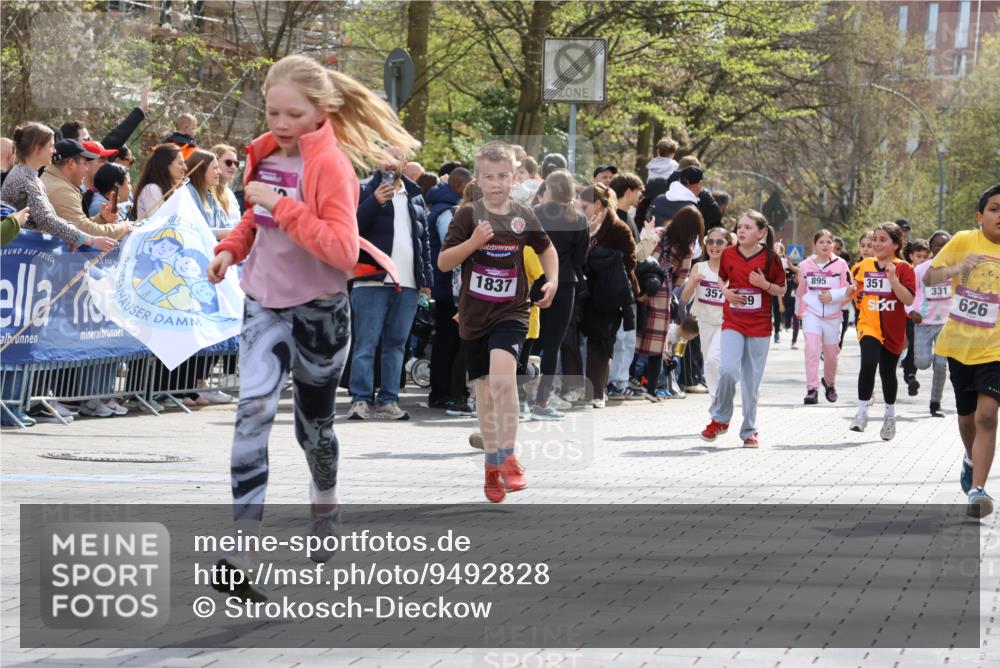 12.04.2026 - 45. Internationalen Wilhelmsburger Insellauf Strokosch-Dieckow http://msf.ph/oto/9492828 12.04.2026 14:50:38 Ziel 330, 362, 865, 1844, 98, 22, 654, 420, 877, 1049, 1837, 609, 331, 626, 895, 357 meine-sportfotos.de