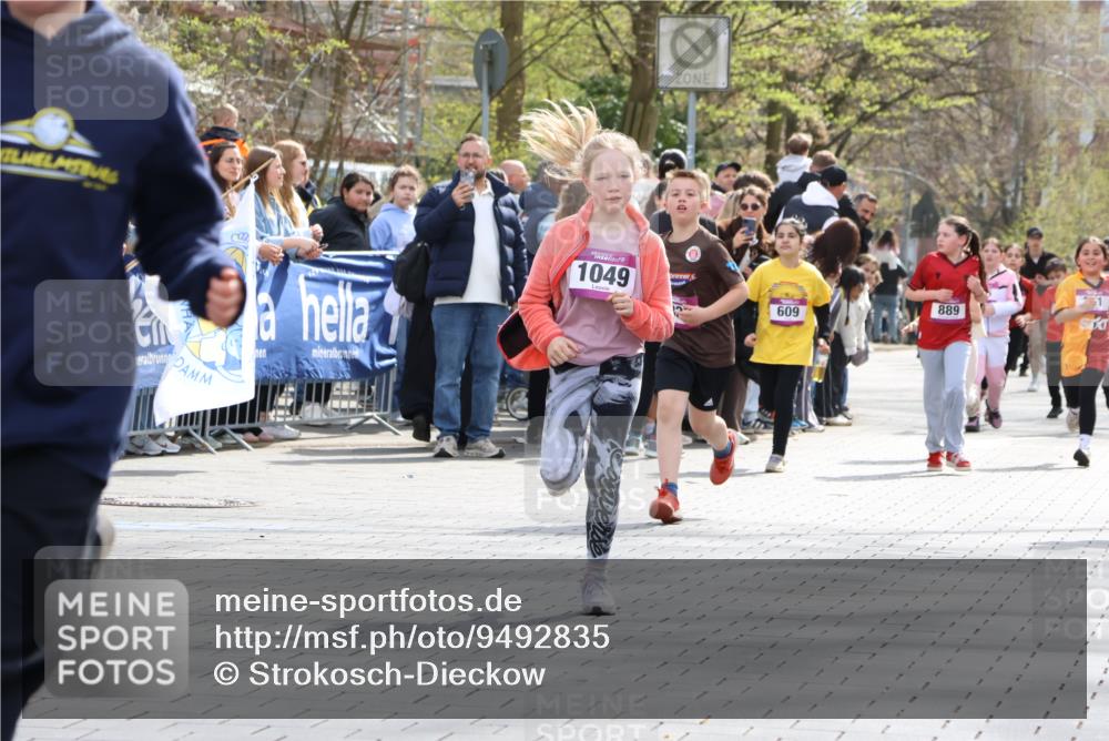 12.04.2026 - 45. Internationalen Wilhelmsburger Insellauf Strokosch-Dieckow http://msf.ph/oto/9492835 12.04.2026 14:50:37 Ziel 151, 1035, 330, 362, 865, 1844, 98, 22, 654, 420, 877, 1049, 1837, 609, 331 meine-sportfotos.de