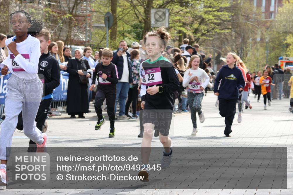 12.04.2026 - 45. Internationalen Wilhelmsburger Insellauf Strokosch-Dieckow http://msf.ph/oto/9492845 12.04.2026 14:50:34 Ziel 1834, 491, 426, 392, 880, 151, 1035, 330, 362, 865, 1844, 98, 22, 654, 420, 877, 1049 meine-sportfotos.de