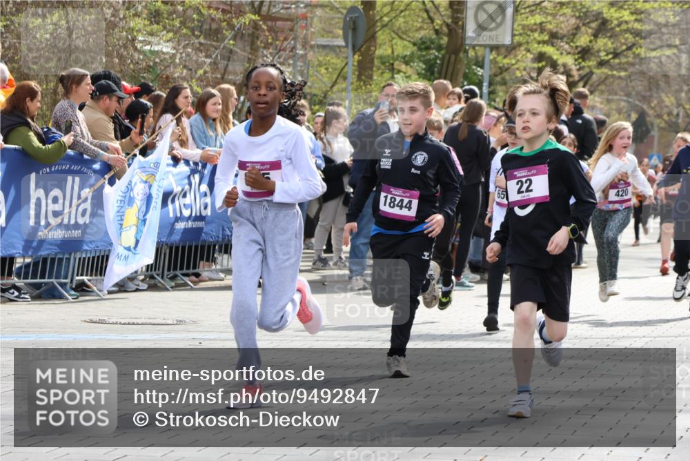 12.04.2026 - 45. Internationalen Wilhelmsburger Insellauf Strokosch-Dieckow http://msf.ph/oto/9492847 12.04.2026 14:50:34 Ziel 1834, 491, 426, 392, 880, 151, 1035, 330, 362, 865, 1844, 98, 22, 654, 420, 877, 1049 meine-sportfotos.de