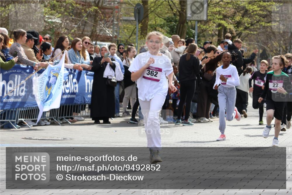 12.04.2026 - 45. Internationalen Wilhelmsburger Insellauf Strokosch-Dieckow http://msf.ph/oto/9492852 12.04.2026 14:50:32 Ziel 883, 452, 1834, 491, 426, 392, 880, 151, 1035, 330, 362, 865, 1844, 98, 22, 654, 420, 877 meine-sportfotos.de
