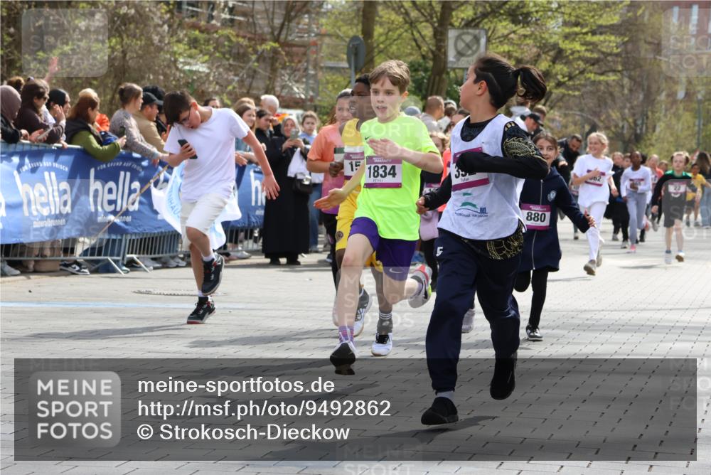 12.04.2026 - 45. Internationalen Wilhelmsburger Insellauf Strokosch-Dieckow http://msf.ph/oto/9492862 12.04.2026 14:50:28 Ziel 475, 859, 1840, 504, 333, 391, 407, 883, 452, 1834, 491, 426, 392, 880, 151, 1035, 330, 362, 865 meine-sportfotos.de