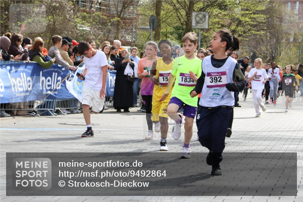12.04.2026 - 45. Internationalen Wilhelmsburger Insellauf Strokosch-Dieckow http://msf.ph/oto/9492864 12.04.2026 14:50:28 Ziel 475, 859, 1840, 504, 333, 391, 407, 883, 452, 1834, 491, 426, 392, 880, 151, 1035, 330, 362, 865 meine-sportfotos.de