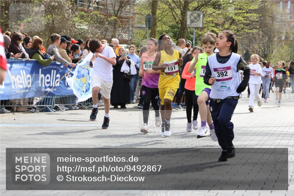 12.04.2026 - 45. Internationalen Wilhelmsburger Insellauf Strokosch-Dieckow http://msf.ph/oto/9492867 12.04.2026 14:50:28 Ziel 475, 859, 1840, 504, 333, 391, 407, 883, 452, 1834, 491, 426, 392, 880, 151, 1035, 330, 362, 865 meine-sportfotos.de