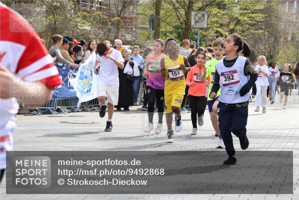 12.04.2026 - 45. Internationalen Wilhelmsburger Insellauf Strokosch-Dieckow http://msf.ph/oto/9492868 12.04.2026 14:50:28 Ziel 475, 859, 1840, 504, 333, 391, 407, 883, 452, 1834, 491, 426, 392, 880, 151, 1035, 330, 362, 865 meine-sportfotos.de