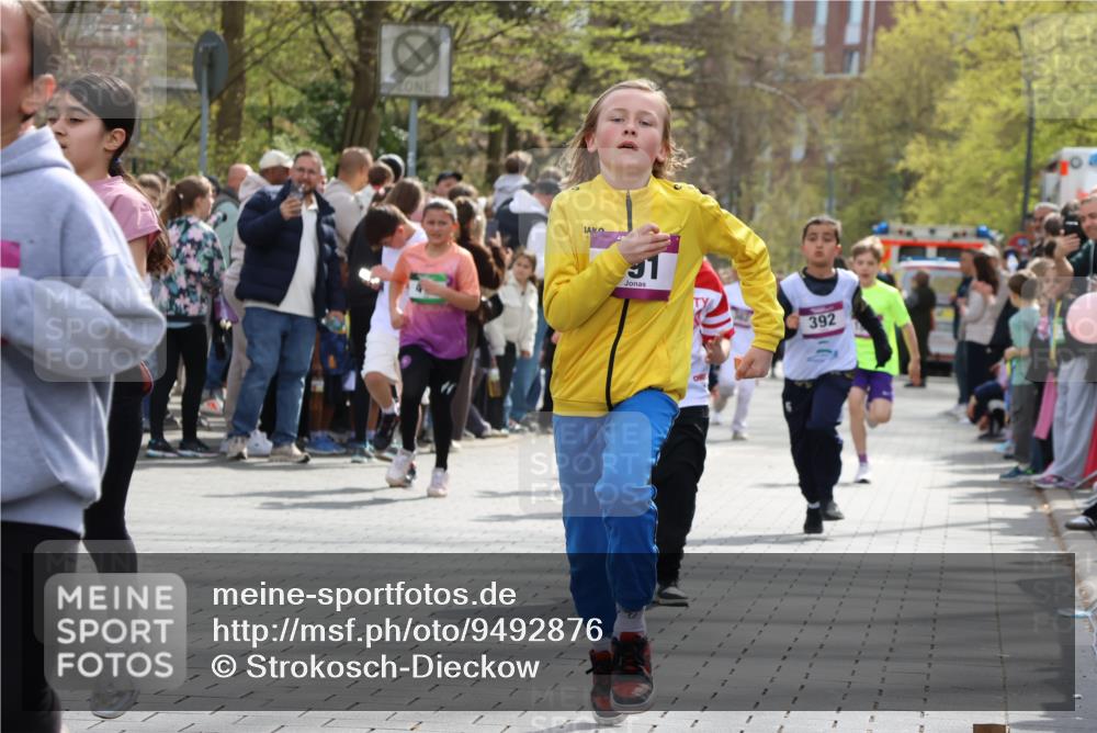 12.04.2026 - 45. Internationalen Wilhelmsburger Insellauf Strokosch-Dieckow http://msf.ph/oto/9492876 12.04.2026 14:50:26 Ziel 370, 345, 429, 905, 461, 475, 859, 1840, 504, 333, 391, 407, 883, 452, 1834, 491, 426, 392, 880, 151, 1035 meine-sportfotos.de