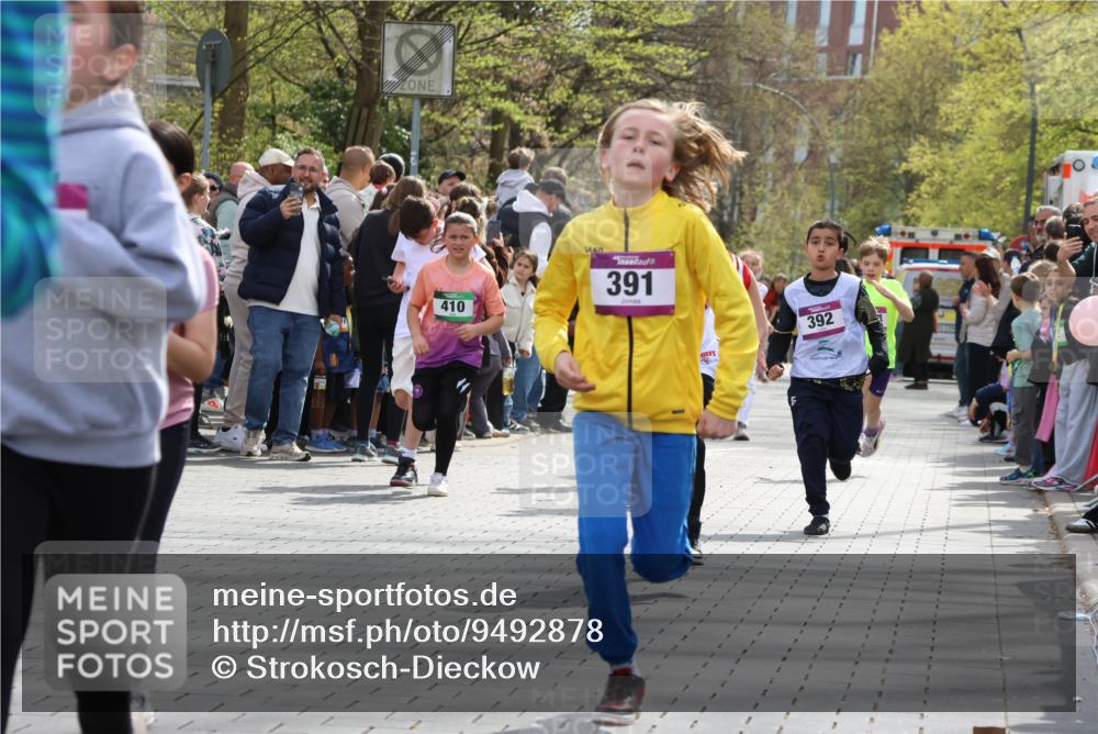 12.04.2026 - 45. Internationalen Wilhelmsburger Insellauf Strokosch-Dieckow http://msf.ph/oto/9492878 12.04.2026 14:50:25 Ziel 1037, 335, 370, 345, 429, 905, 461, 475, 859, 1840, 504, 333, 391, 407, 883, 452, 1834, 491, 426, 392, 880, 151, 1035 meine-sportfotos.de