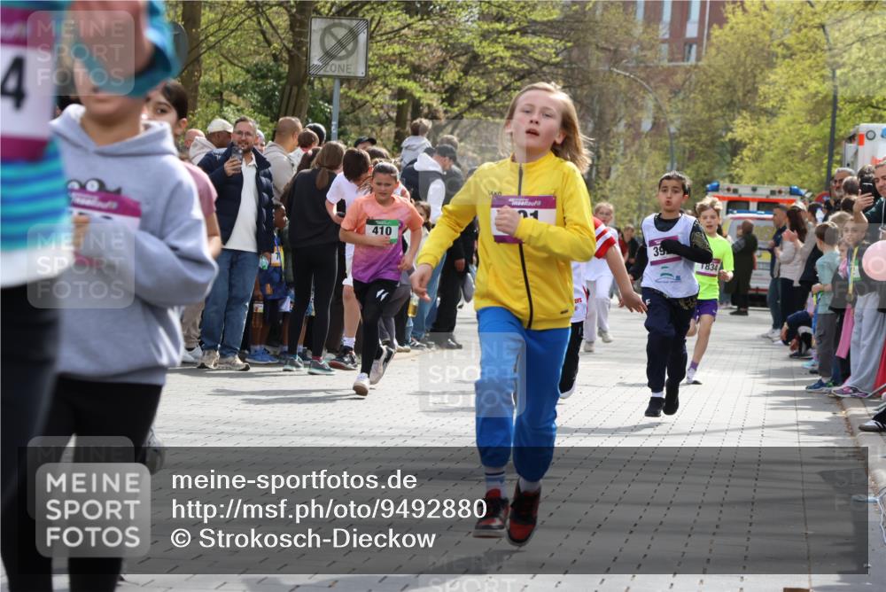 12.04.2026 - 45. Internationalen Wilhelmsburger Insellauf Strokosch-Dieckow http://msf.ph/oto/9492880 12.04.2026 14:50:25 Ziel 1037, 335, 370, 345, 429, 905, 461, 475, 859, 1840, 504, 333, 391, 407, 883, 452, 1834, 491, 426, 392, 880, 151, 1035 meine-sportfotos.de