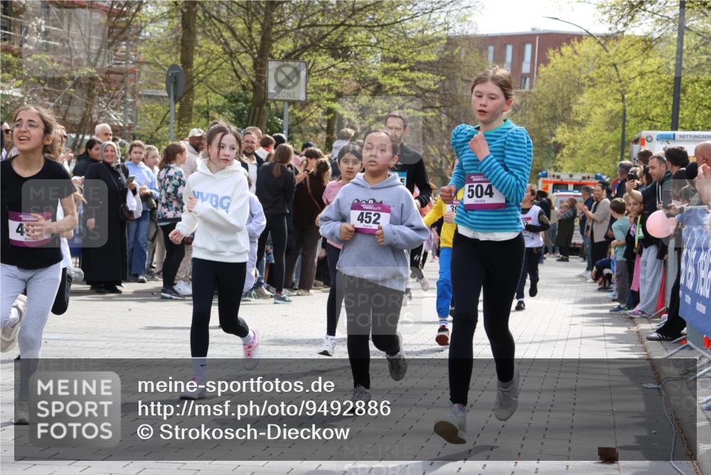 12.04.2026 - 45. Internationalen Wilhelmsburger Insellauf Strokosch-Dieckow http://msf.ph/oto/9492886 12.04.2026 14:50:24 Ziel 890, 500, 1037, 335, 370, 345, 429, 905, 461, 475, 859, 1840, 504, 333, 391, 407, 883, 452, 1834, 491, 426, 392, 880 meine-sportfotos.de