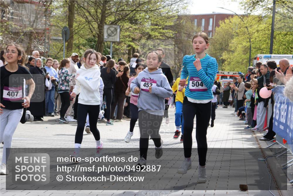12.04.2026 - 45. Internationalen Wilhelmsburger Insellauf Strokosch-Dieckow http://msf.ph/oto/9492887 12.04.2026 14:50:24 Ziel 890, 500, 1037, 335, 370, 345, 429, 905, 461, 475, 859, 1840, 504, 333, 391, 407, 883, 452, 1834, 491, 426, 392, 880 meine-sportfotos.de
