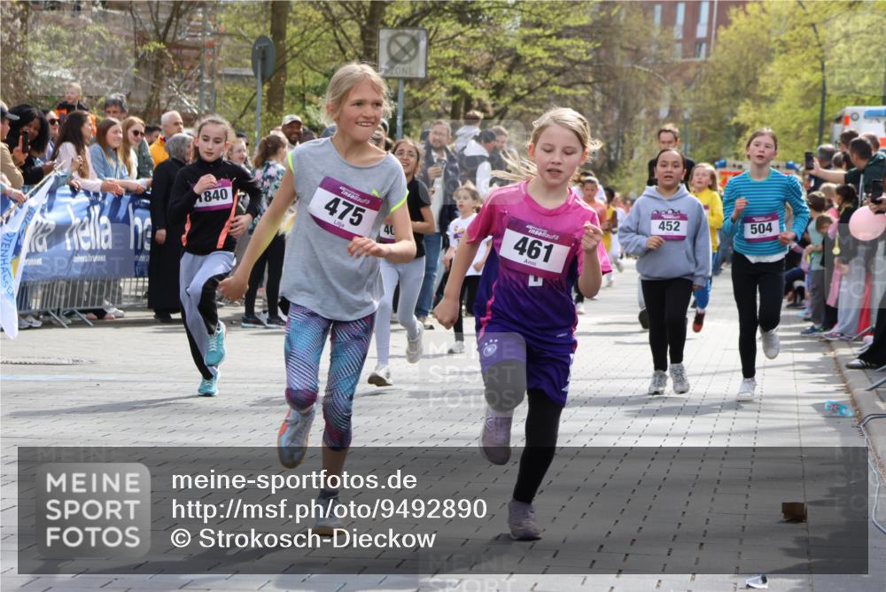 12.04.2026 - 45. Internationalen Wilhelmsburger Insellauf Strokosch-Dieckow http://msf.ph/oto/9492890 12.04.2026 14:50:22 Ziel 397, 393, 376, 890, 500, 1037, 335, 370, 345, 429, 905, 461, 475, 859, 1840, 504, 333, 391, 407, 883, 452, 1834, 491 meine-sportfotos.de