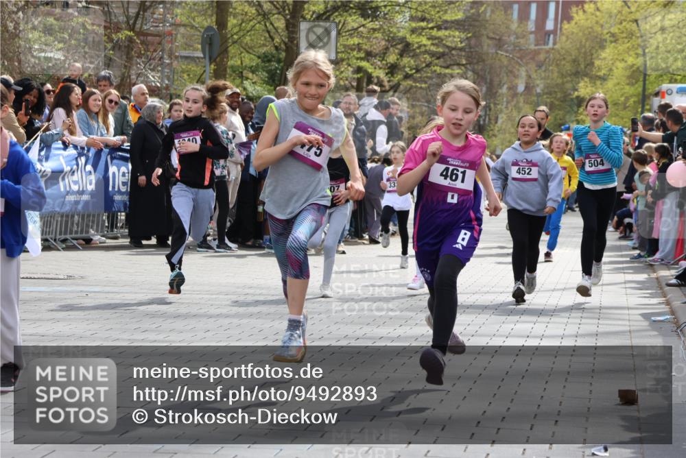 12.04.2026 - 45. Internationalen Wilhelmsburger Insellauf Strokosch-Dieckow http://msf.ph/oto/9492893 12.04.2026 14:50:22 Ziel 397, 393, 376, 890, 500, 1037, 335, 370, 345, 429, 905, 461, 475, 859, 1840, 504, 333, 391, 407, 883, 452, 1834, 491 meine-sportfotos.de
