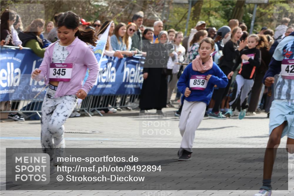 12.04.2026 - 45. Internationalen Wilhelmsburger Insellauf Strokosch-Dieckow http://msf.ph/oto/9492894 12.04.2026 14:50:20 Ziel 1829, 561, 469, 397, 393, 376, 890, 500, 1037, 335, 370, 345, 429, 905, 461, 475, 859, 1840, 504, 333, 391, 407, 883 meine-sportfotos.de