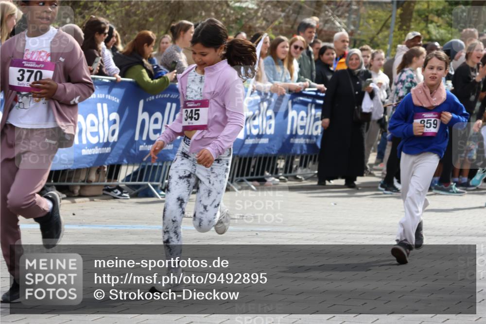 12.04.2026 - 45. Internationalen Wilhelmsburger Insellauf Strokosch-Dieckow http://msf.ph/oto/9492895 12.04.2026 14:50:20 Ziel 1829, 561, 469, 397, 393, 376, 890, 500, 1037, 335, 370, 345, 429, 905, 461, 475, 859, 1840, 504, 333, 391, 407, 883 meine-sportfotos.de