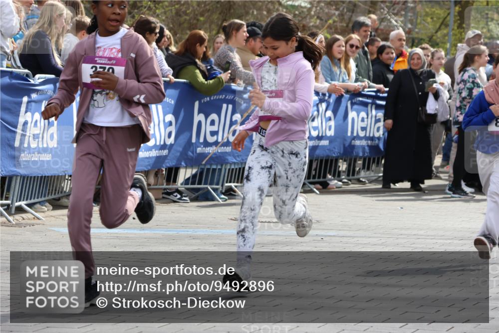 12.04.2026 - 45. Internationalen Wilhelmsburger Insellauf Strokosch-Dieckow http://msf.ph/oto/9492896 12.04.2026 14:50:20 Ziel 1829, 561, 469, 397, 393, 376, 890, 500, 1037, 335, 370, 345, 429, 905, 461, 475, 859, 1840, 504, 333, 391, 407, 883 meine-sportfotos.de