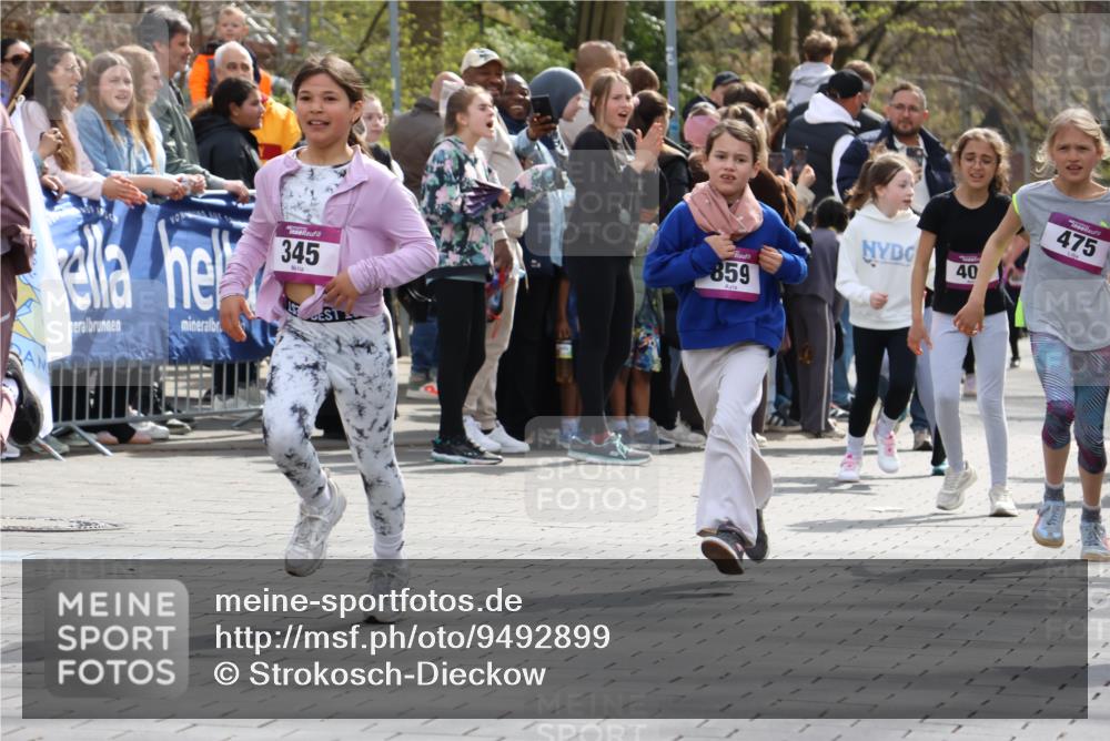 12.04.2026 - 45. Internationalen Wilhelmsburger Insellauf Strokosch-Dieckow http://msf.ph/oto/9492899 12.04.2026 14:50:19 Ziel 667, 661, 1829, 561, 469, 397, 393, 376, 890, 500, 1037, 335, 370, 345, 429, 905, 461, 475, 859, 1840, 504, 333, 391, 407 meine-sportfotos.de