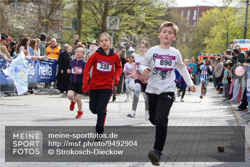 12.04.2026 - 45. Internationalen Wilhelmsburger Insellauf Strokosch-Dieckow http://msf.ph/oto/9492904 12.04.2026 14:50:17 Ziel 173, 369, 21, 403, 398, 1064, 667, 661, 1829, 561, 469, 397, 393, 376, 890, 500, 1037, 335, 370, 345, 429, 905, 461, 475, 859 meine-sportfotos.de