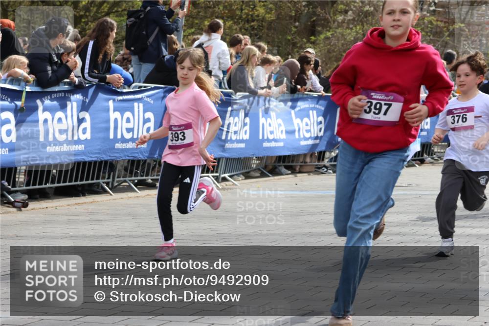 12.04.2026 - 45. Internationalen Wilhelmsburger Insellauf Strokosch-Dieckow http://msf.ph/oto/9492909 12.04.2026 14:50:16 Ziel 173, 369, 21, 403, 398, 1064, 667, 661, 1829, 561, 469, 397, 393, 376, 890, 500, 1037, 335, 370, 345, 429, 905, 461, 475, 859 meine-sportfotos.de