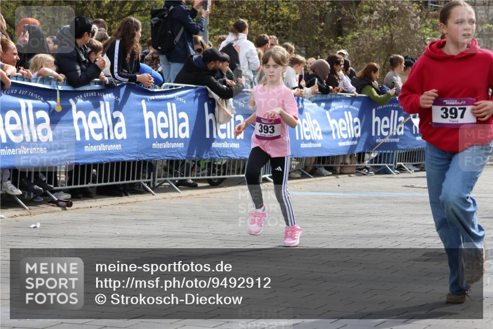 12.04.2026 - 45. Internationalen Wilhelmsburger Insellauf Strokosch-Dieckow http://msf.ph/oto/9492912 12.04.2026 14:50:15 Ziel 395, 600, 168, 396, 871, 173, 369, 21, 403, 398, 1064, 667, 661, 1829, 561, 469, 397, 393, 376, 890, 500, 1037, 335, 370, 345, 429, 905, 461 meine-sportfotos.de