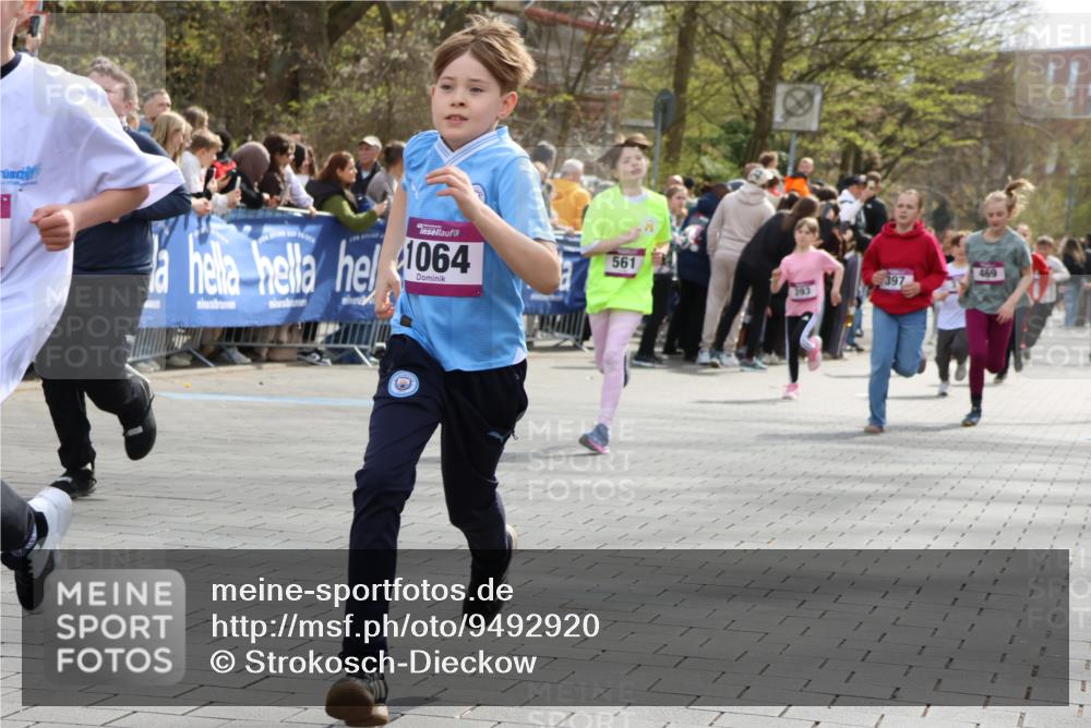 12.04.2026 - 45. Internationalen Wilhelmsburger Insellauf Strokosch-Dieckow http://msf.ph/oto/9492920 12.04.2026 14:50:12 Ziel 854, 885, 1801, 138, 355, 856, 1038, 516, 445, 395, 600, 168, 396, 871, 173, 369, 21, 403, 398, 1064, 667, 661, 1829, 561, 469, 397, 393, 376, 890, 500 meine-sportfotos.de
