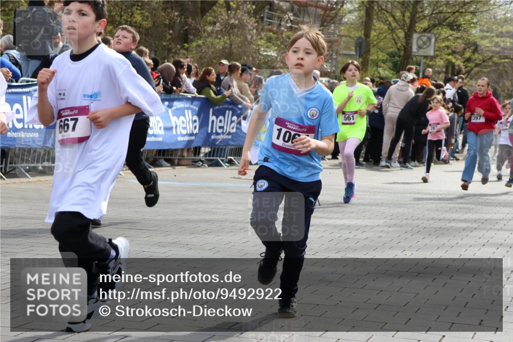 12.04.2026 - 45. Internationalen Wilhelmsburger Insellauf Strokosch-Dieckow http://msf.ph/oto/9492922 12.04.2026 14:50:12 Ziel 854, 885, 1801, 138, 355, 856, 1038, 516, 445, 395, 600, 168, 396, 871, 173, 369, 21, 403, 398, 1064, 667, 661, 1829, 561, 469, 397, 393, 376, 890, 500 meine-sportfotos.de