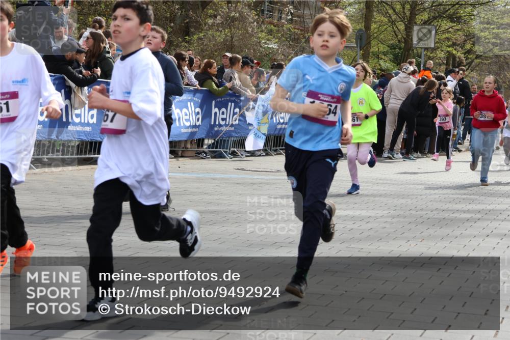 12.04.2026 - 45. Internationalen Wilhelmsburger Insellauf Strokosch-Dieckow http://msf.ph/oto/9492924 12.04.2026 14:50:12 Ziel 854, 885, 1801, 138, 355, 856, 1038, 516, 445, 395, 600, 168, 396, 871, 173, 369, 21, 403, 398, 1064, 667, 661, 1829, 561, 469, 397, 393, 376, 890, 500 meine-sportfotos.de