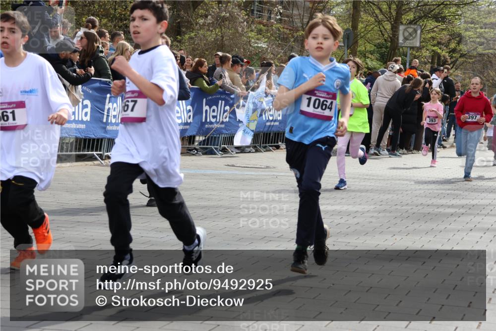 12.04.2026 - 45. Internationalen Wilhelmsburger Insellauf Strokosch-Dieckow http://msf.ph/oto/9492925 12.04.2026 14:50:12 Ziel 854, 885, 1801, 138, 355, 856, 1038, 516, 445, 395, 600, 168, 396, 871, 173, 369, 21, 403, 398, 1064, 667, 661, 1829, 561, 469, 397, 393, 376, 890, 500 meine-sportfotos.de
