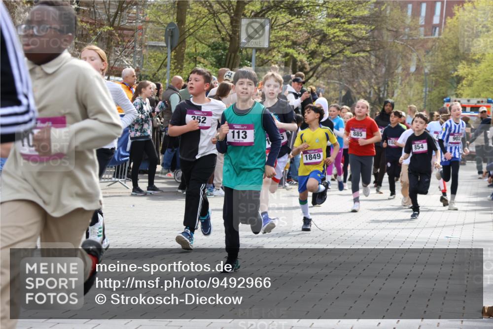 12.04.2026 - 45. Internationalen Wilhelmsburger Insellauf Strokosch-Dieckow http://msf.ph/oto/9492966 12.04.2026 14:50:01 Ziel 572, 336, 1036, 1847, 400, 672, 368, 898, 1039, 901, 131, 1061, 624, 1825, 141, 164, 113, 1845, 1849, 1810, 352, 902, 1814, 860, 854, 885, 1801, 138, 355, 856 meine-sportfotos.de