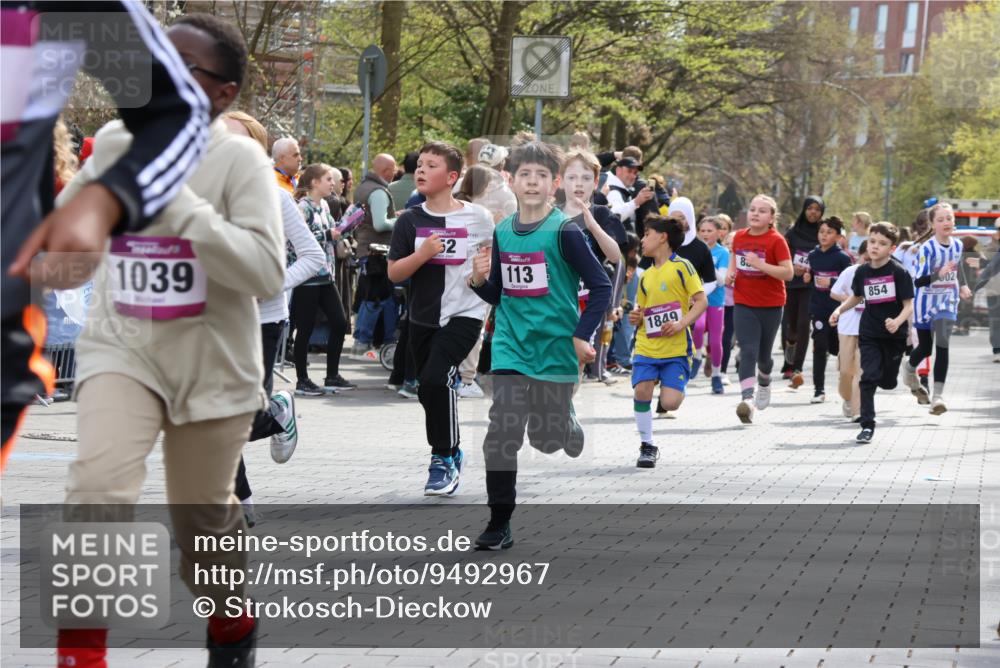 12.04.2026 - 45. Internationalen Wilhelmsburger Insellauf Strokosch-Dieckow http://msf.ph/oto/9492967 12.04.2026 14:50:01 Ziel 572, 336, 1036, 1847, 400, 672, 368, 898, 1039, 901, 131, 1061, 624, 1825, 141, 164, 113, 1845, 1849, 1810, 352, 902, 1814, 860, 854, 885, 1801, 138, 355, 856 meine-sportfotos.de