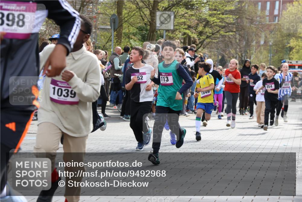 12.04.2026 - 45. Internationalen Wilhelmsburger Insellauf Strokosch-Dieckow http://msf.ph/oto/9492968 12.04.2026 14:50:01 Ziel 572, 336, 1036, 1847, 400, 672, 368, 898, 1039, 901, 131, 1061, 624, 1825, 141, 164, 113, 1845, 1849, 1810, 352, 902, 1814, 860, 854, 885, 1801, 138, 355, 856 meine-sportfotos.de