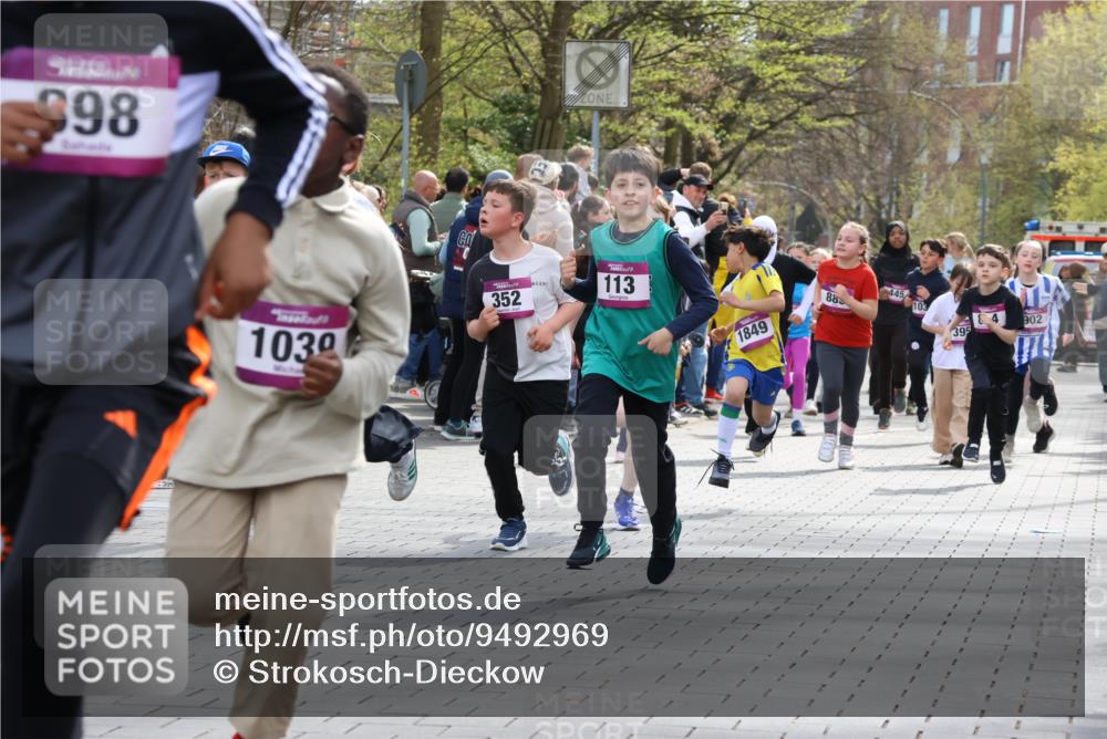 12.04.2026 - 45. Internationalen Wilhelmsburger Insellauf Strokosch-Dieckow http://msf.ph/oto/9492969 12.04.2026 14:50:01 Ziel 572, 336, 1036, 1847, 400, 672, 368, 898, 1039, 901, 131, 1061, 624, 1825, 141, 164, 113, 1845, 1849, 1810, 352, 902, 1814, 860, 854, 885, 1801, 138, 355, 856 meine-sportfotos.de