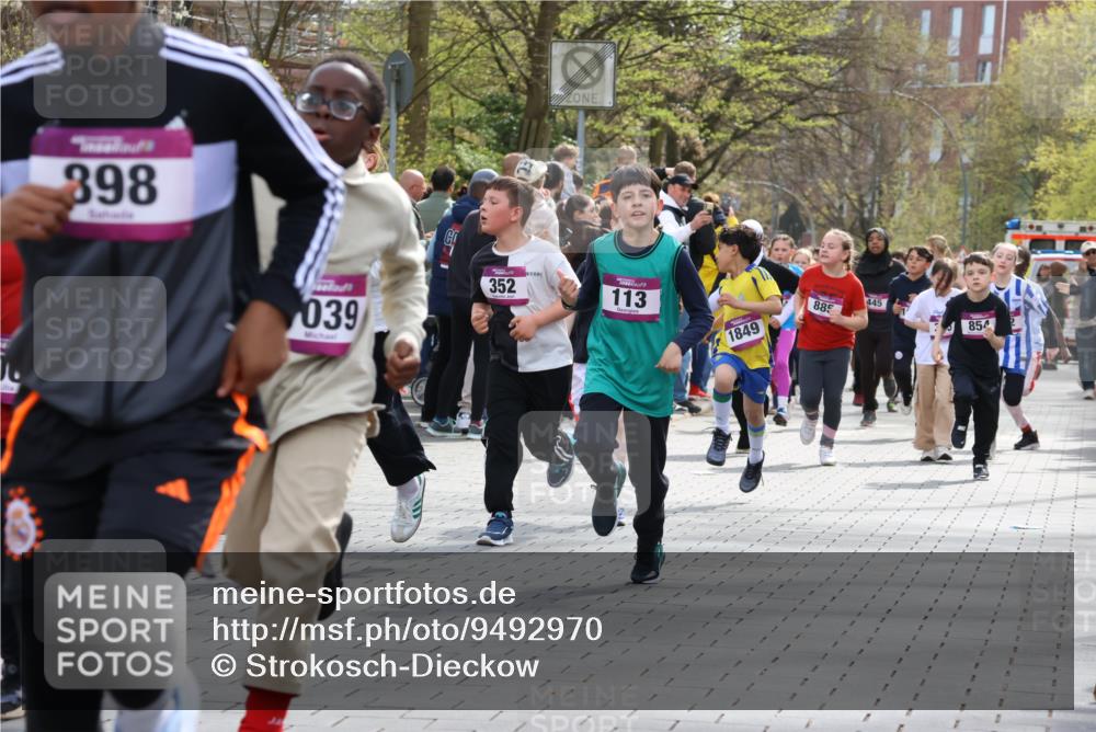 12.04.2026 - 45. Internationalen Wilhelmsburger Insellauf Strokosch-Dieckow http://msf.ph/oto/9492970 12.04.2026 14:50:01 Ziel 572, 336, 1036, 1847, 400, 672, 368, 898, 1039, 901, 131, 1061, 624, 1825, 141, 164, 113, 1845, 1849, 1810, 352, 902, 1814, 860, 854, 885, 1801, 138, 355, 856 meine-sportfotos.de