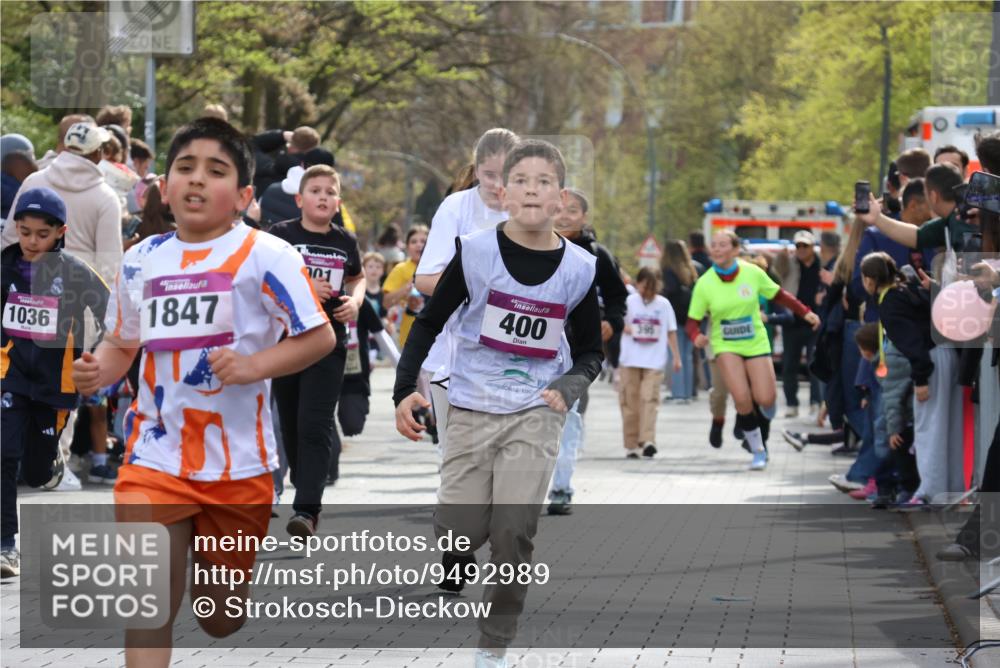 12.04.2026 - 45. Internationalen Wilhelmsburger Insellauf Strokosch-Dieckow http://msf.ph/oto/9492989 12.04.2026 14:49:54 Ziel 389, 1821, 857, 872, 402, 451, 608, 466, 878, 849, 861, 875, 572, 336, 1036, 1847, 400, 672, 368, 898, 1039 meine-sportfotos.de
