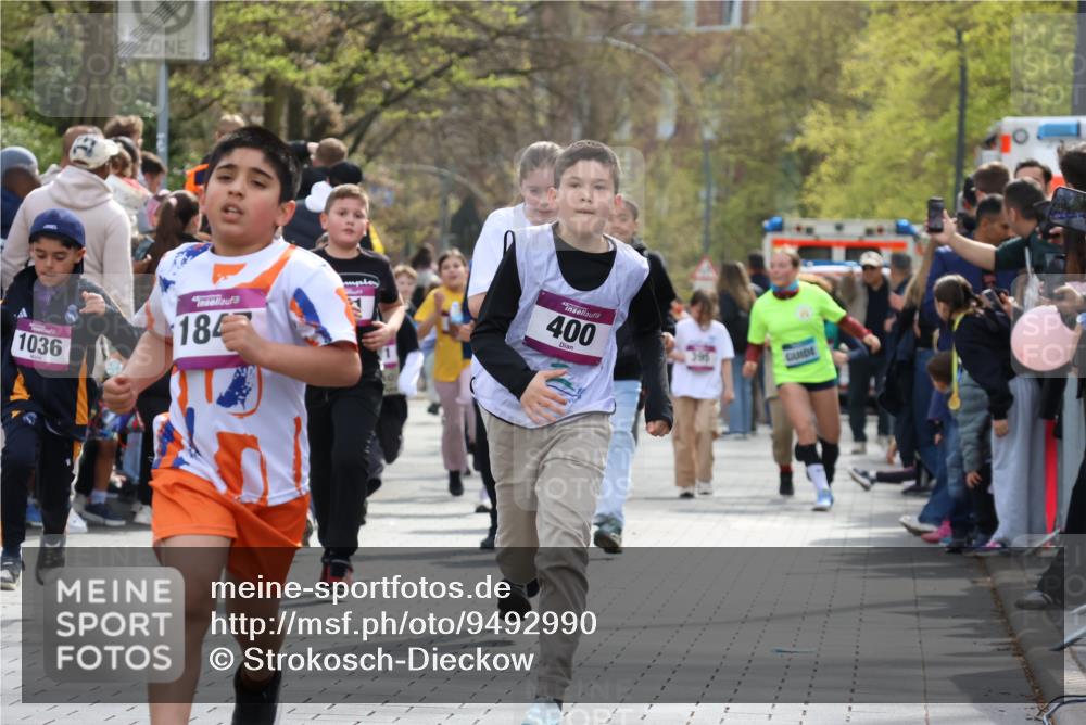 12.04.2026 - 45. Internationalen Wilhelmsburger Insellauf Strokosch-Dieckow http://msf.ph/oto/9492990 12.04.2026 14:49:54 Ziel 389, 1821, 857, 872, 402, 451, 608, 466, 878, 849, 861, 875, 572, 336, 1036, 1847, 400, 672, 368, 898, 1039 meine-sportfotos.de