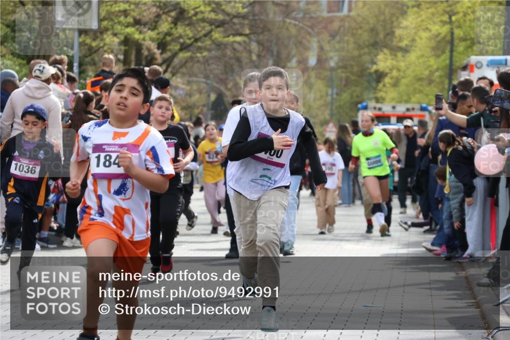 12.04.2026 - 45. Internationalen Wilhelmsburger Insellauf Strokosch-Dieckow http://msf.ph/oto/9492991 12.04.2026 14:49:54 Ziel 389, 1821, 857, 872, 402, 451, 608, 466, 878, 849, 861, 875, 572, 336, 1036, 1847, 400, 672, 368, 898, 1039 meine-sportfotos.de