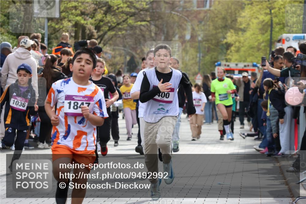 12.04.2026 - 45. Internationalen Wilhelmsburger Insellauf Strokosch-Dieckow http://msf.ph/oto/9492992 12.04.2026 14:49:54 Ziel 389, 1821, 857, 872, 402, 451, 608, 466, 878, 849, 861, 875, 572, 336, 1036, 1847, 400, 672, 368, 898, 1039 meine-sportfotos.de