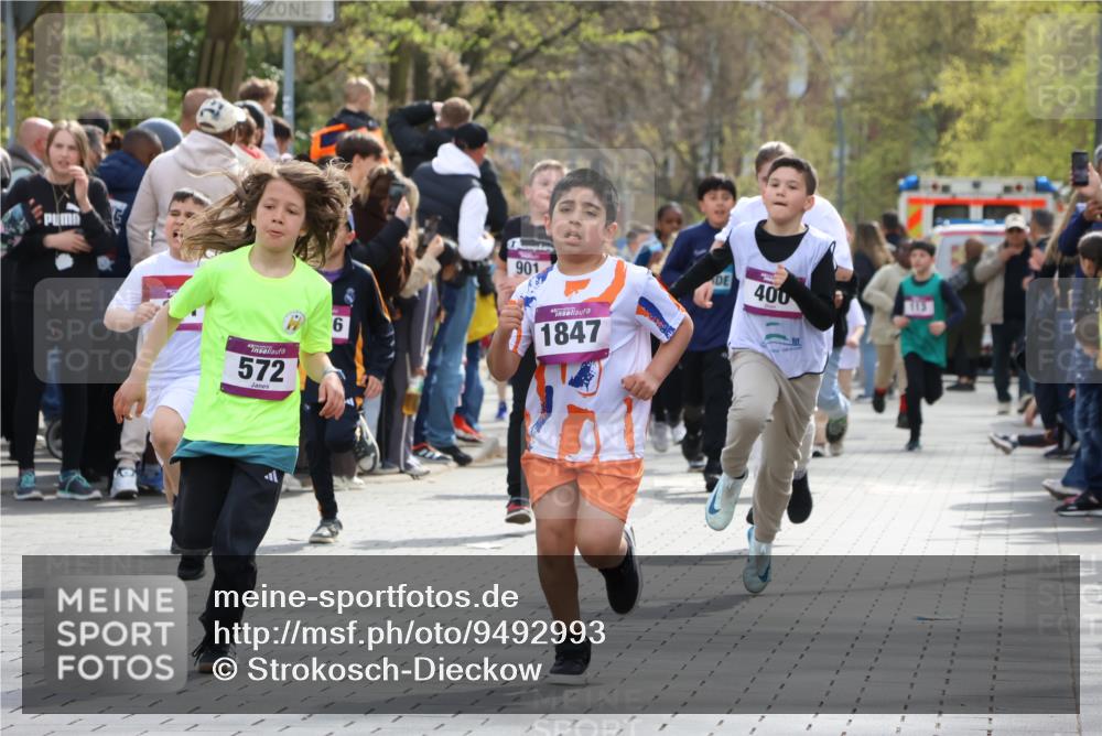 12.04.2026 - 45. Internationalen Wilhelmsburger Insellauf Strokosch-Dieckow http://msf.ph/oto/9492993 12.04.2026 14:49:53 Ziel 389, 1821, 857, 872, 402, 451, 608, 466, 878, 849, 861, 875, 572, 336, 1036, 1847, 400, 672, 368 meine-sportfotos.de