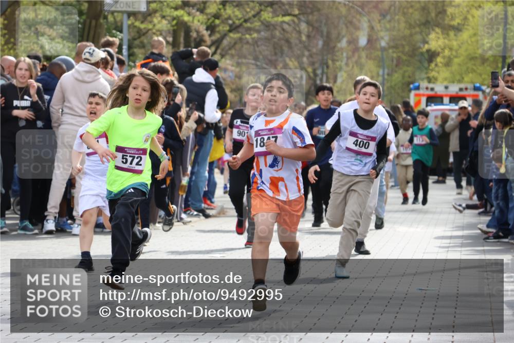 12.04.2026 - 45. Internationalen Wilhelmsburger Insellauf Strokosch-Dieckow http://msf.ph/oto/9492995 12.04.2026 14:49:53 Ziel 389, 1821, 857, 872, 402, 451, 608, 466, 878, 849, 861, 875, 572, 336, 1036, 1847, 400, 672, 368 meine-sportfotos.de