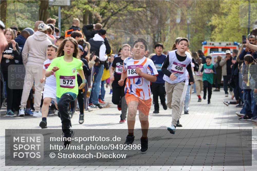 12.04.2026 - 45. Internationalen Wilhelmsburger Insellauf Strokosch-Dieckow http://msf.ph/oto/9492996 12.04.2026 14:49:53 Ziel 389, 1821, 857, 872, 402, 451, 608, 466, 878, 849, 861, 875, 572, 336, 1036, 1847, 400, 672, 368 meine-sportfotos.de