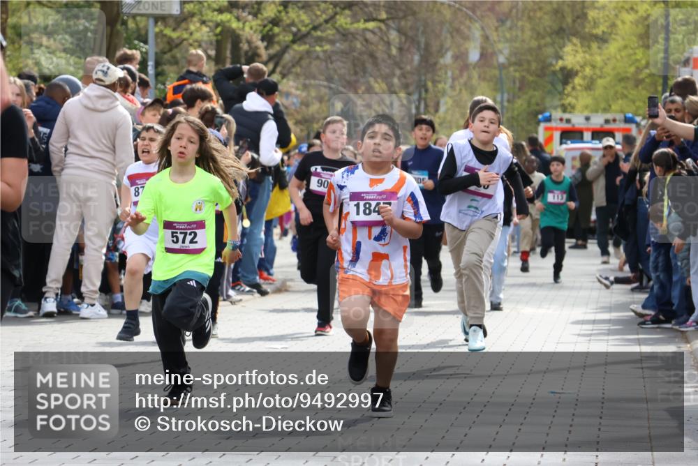 12.04.2026 - 45. Internationalen Wilhelmsburger Insellauf Strokosch-Dieckow http://msf.ph/oto/9492997 12.04.2026 14:49:53 Ziel 389, 1821, 857, 872, 402, 451, 608, 466, 878, 849, 861, 875, 572, 336, 1036, 1847, 400, 672, 368 meine-sportfotos.de