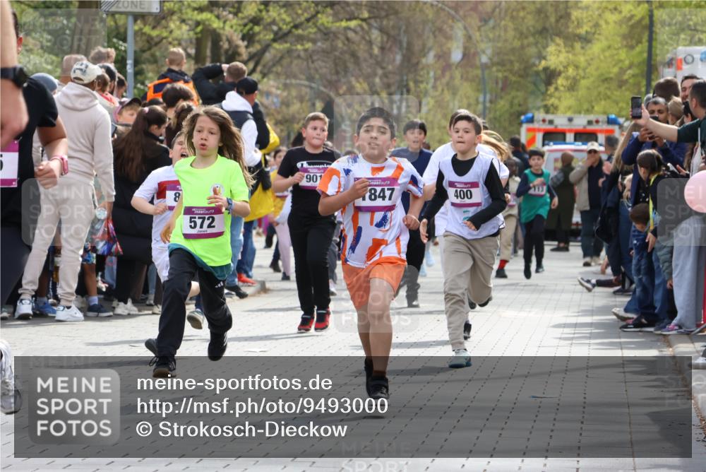 12.04.2026 - 45. Internationalen Wilhelmsburger Insellauf Strokosch-Dieckow http://msf.ph/oto/9493000 12.04.2026 14:49:53 Ziel 389, 1821, 857, 872, 402, 451, 608, 466, 878, 849, 861, 875, 572, 336, 1036, 1847, 400, 672, 368 meine-sportfotos.de