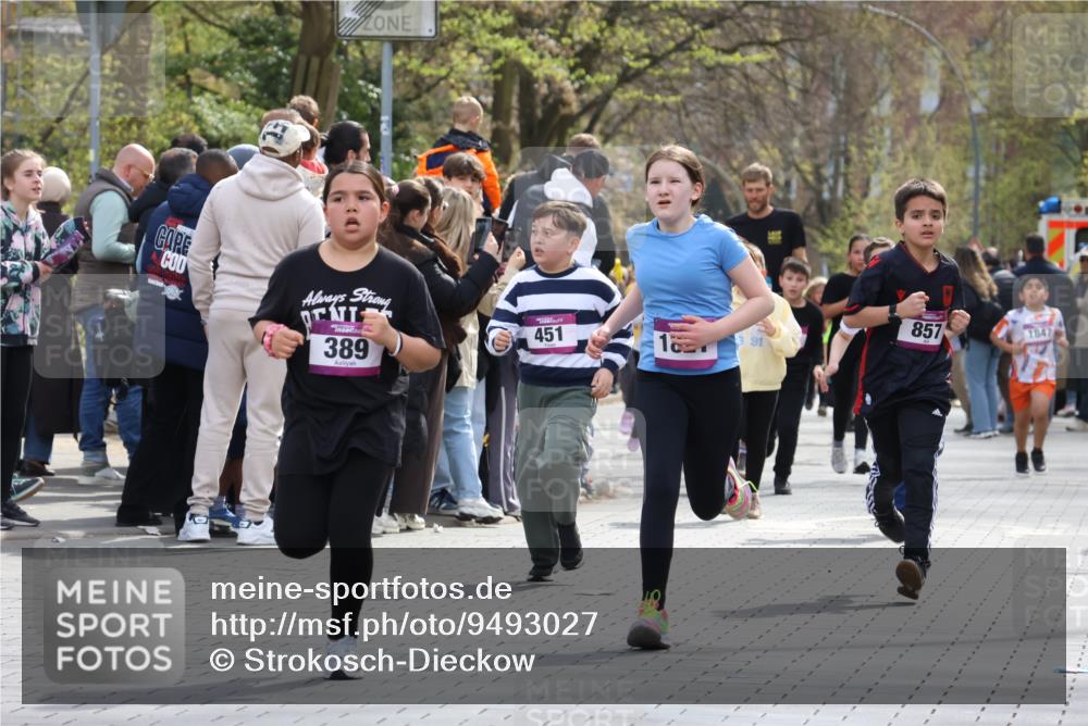 12.04.2026 - 45. Internationalen Wilhelmsburger Insellauf Strokosch-Dieckow http://msf.ph/oto/9493027 12.04.2026 14:49:45 Ziel 106, 169, 1, 1813, 497, 1808, 406, 1811, 367, 1830, 1848, 439, 389, 1821, 857, 872 meine-sportfotos.de