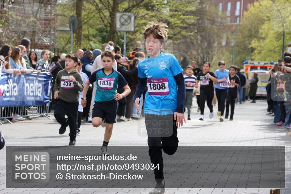 12.04.2026 - 45. Internationalen Wilhelmsburger Insellauf Strokosch-Dieckow http://msf.ph/oto/9493034 12.04.2026 14:49:43 Ziel 879, 1839, 401, 1812, 106, 169, 1, 1813, 497, 1808, 406, 1811, 367, 1830, 1848, 439, 389, 1821 meine-sportfotos.de