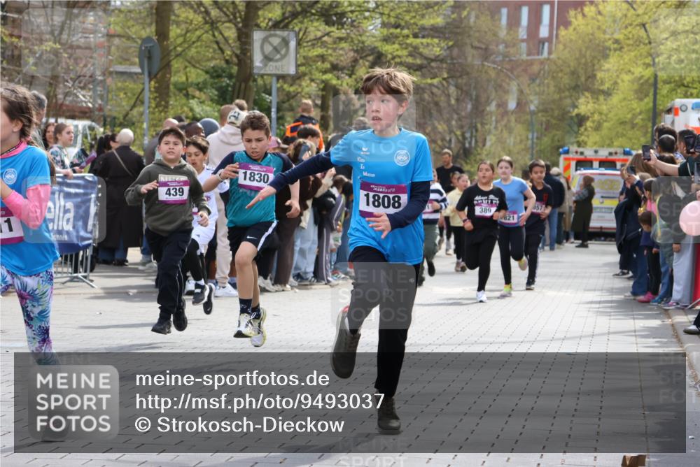 12.04.2026 - 45. Internationalen Wilhelmsburger Insellauf Strokosch-Dieckow http://msf.ph/oto/9493037 12.04.2026 14:49:42 Ziel 377, 879, 1839, 401, 1812, 106, 169, 1, 1813, 497, 1808, 406, 1811, 367, 1830, 1848, 439, 389 meine-sportfotos.de