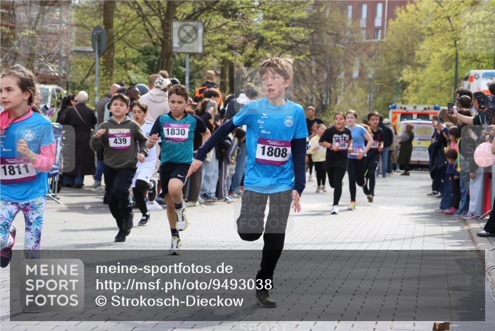12.04.2026 - 45. Internationalen Wilhelmsburger Insellauf Strokosch-Dieckow http://msf.ph/oto/9493038 12.04.2026 14:49:42 Ziel 377, 879, 1839, 401, 1812, 106, 169, 1, 1813, 497, 1808, 406, 1811, 367, 1830, 1848, 439, 389 meine-sportfotos.de