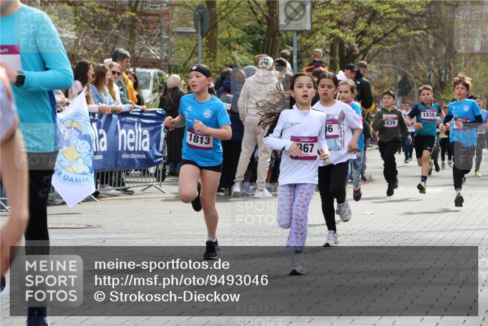 12.04.2026 - 45. Internationalen Wilhelmsburger Insellauf Strokosch-Dieckow http://msf.ph/oto/9493046 12.04.2026 14:49:40 Ziel 882, 652, 1818, 867, 377, 879, 1839, 401, 1812, 106, 169, 1, 1813, 497, 1808, 406, 1811, 367, 1830, 1848, 439 meine-sportfotos.de