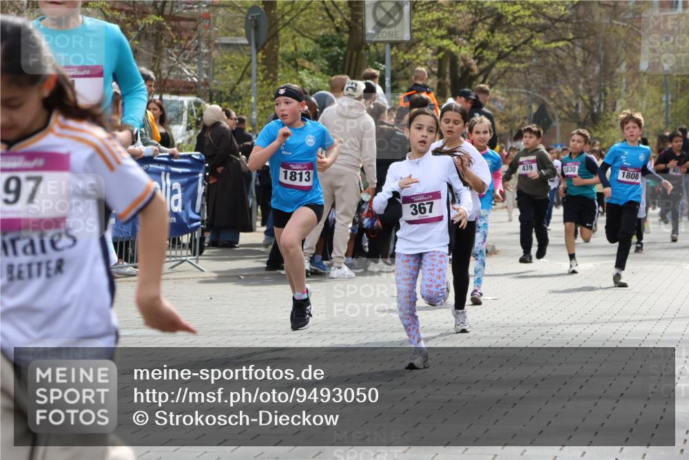 12.04.2026 - 45. Internationalen Wilhelmsburger Insellauf Strokosch-Dieckow http://msf.ph/oto/9493050 12.04.2026 14:49:40 Ziel 882, 652, 1818, 867, 377, 879, 1839, 401, 1812, 106, 169, 1, 1813, 497, 1808, 406, 1811, 367, 1830, 1848, 439 meine-sportfotos.de