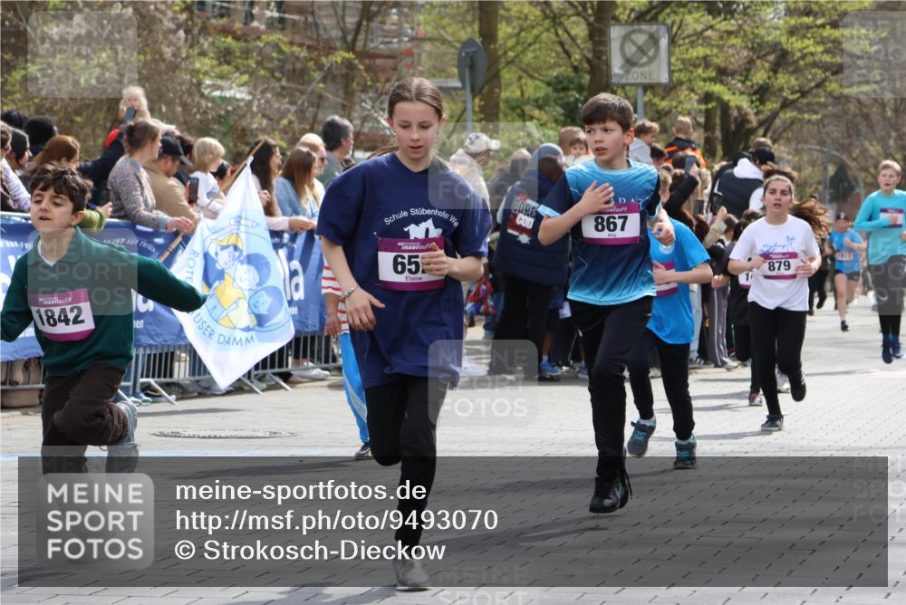 12.04.2026 - 45. Internationalen Wilhelmsburger Insellauf Strokosch-Dieckow http://msf.ph/oto/9493070 12.04.2026 14:49:33 Ziel 586, 1809, 440, 881, 348, 602, 627, 458, 161, 542, 1842, 894, 882, 652, 1818, 867, 377, 879, 1839, 401, 1812, 106 meine-sportfotos.de